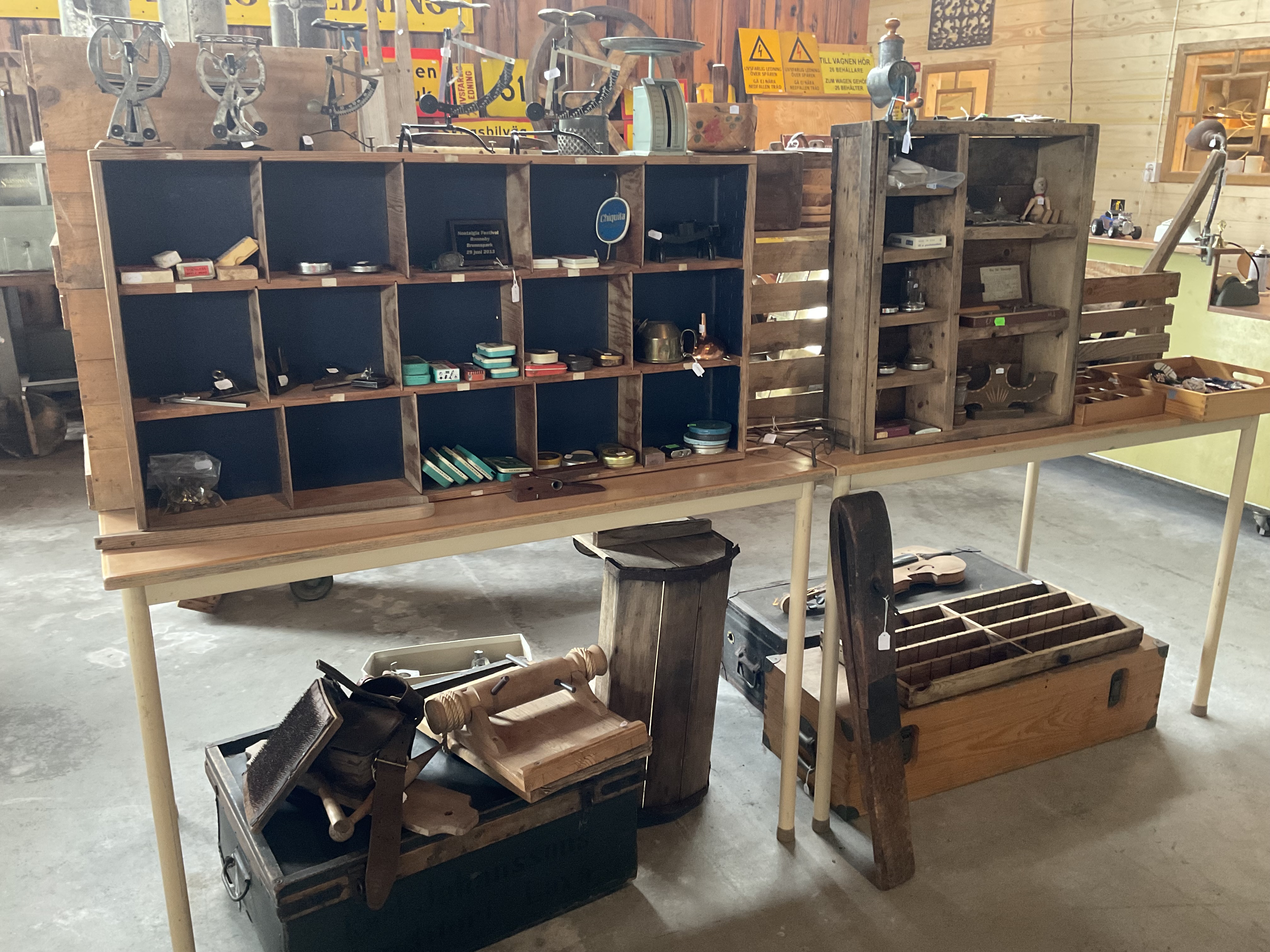Estanterías con objetos retro